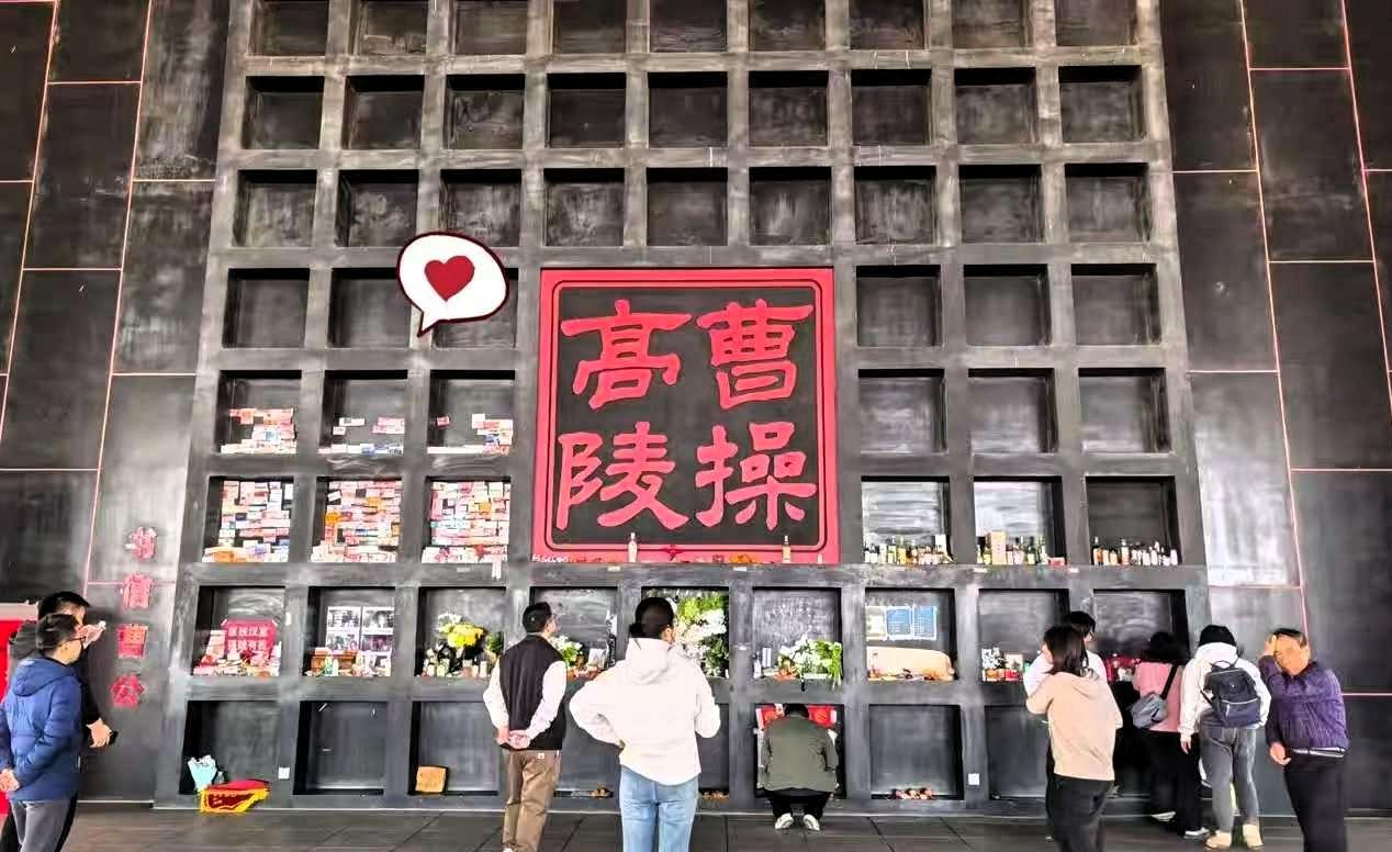 曹孟德墓前全是布洛芬，这个清明节最火的就是曹操了，谁能想到有一天曹丞相墓前会放满