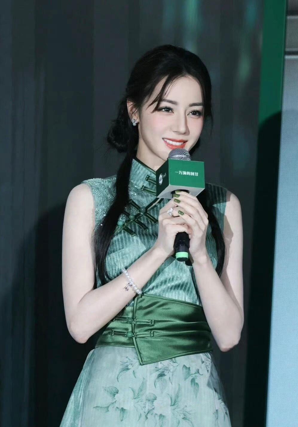 热巴这身装扮好清新，采茶姑娘俏模样

发型也很适配，新中式绝绝子。
笑容也很甜，