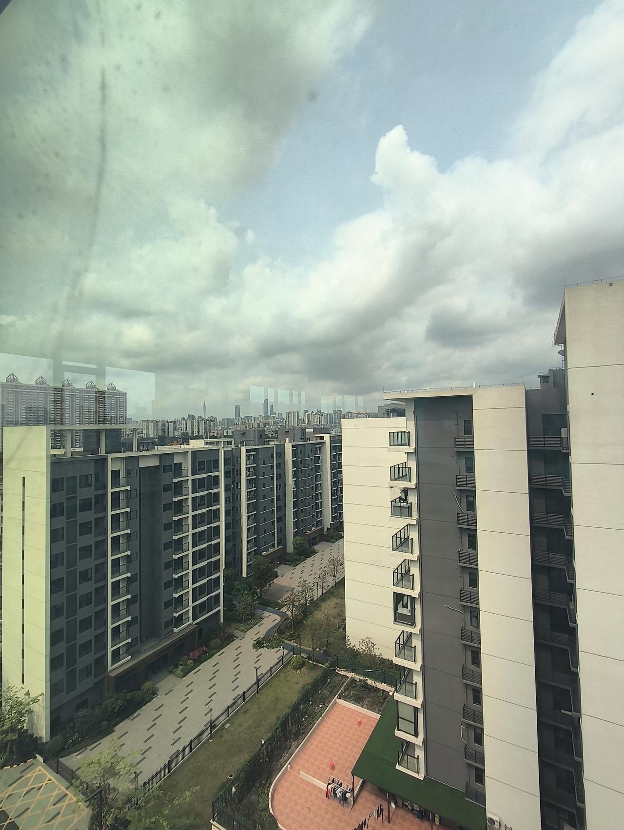 广州哪里买房合适呢？
如果是我的话，我在天河上班，肯定是首选天河，但是众所周知天