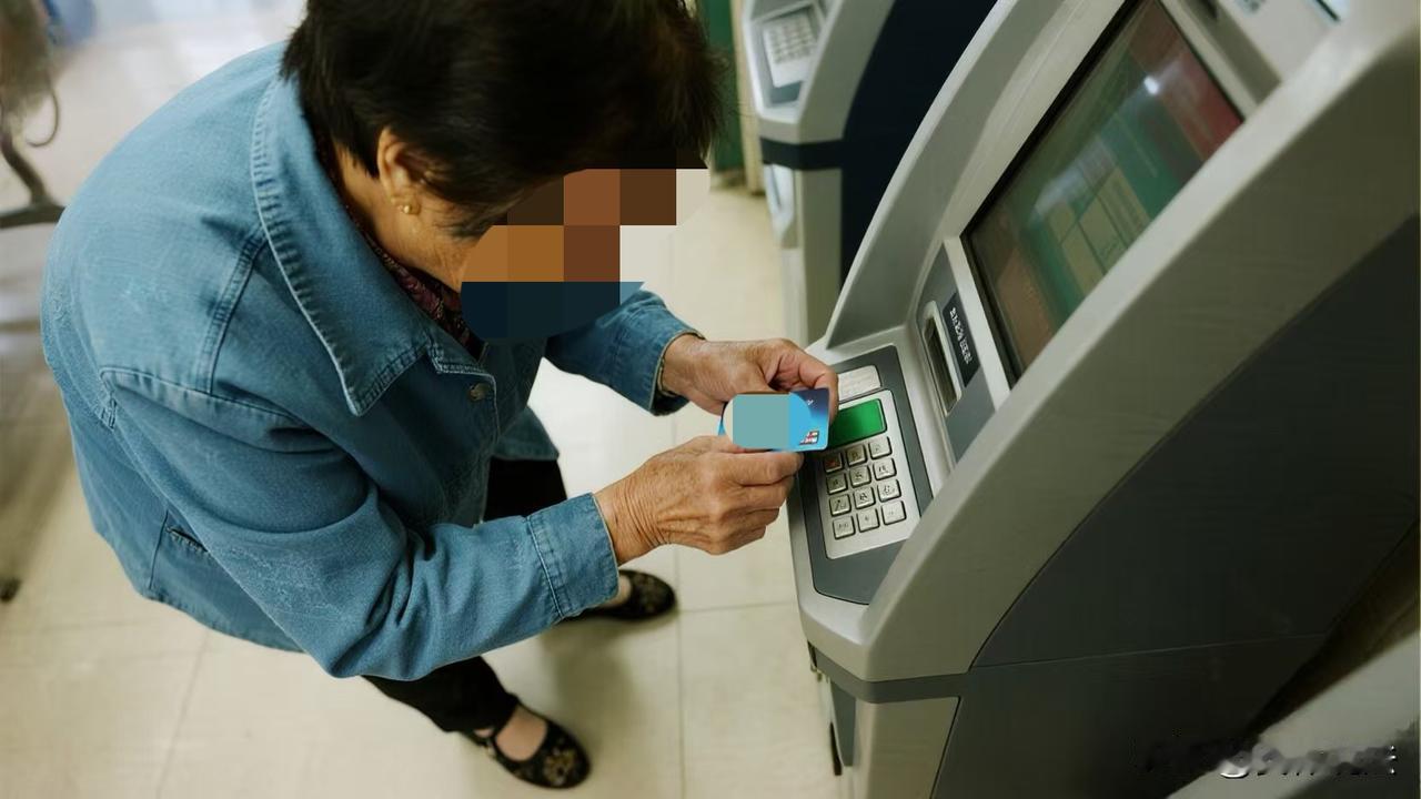 河北保定，一大妈整理叔叔遗物时，发现叔叔4个银行卡里还有1000多元未取，因叔叔