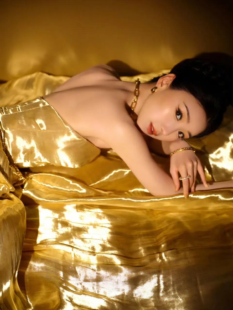 毛晓彤金色抹胸裙，闪闪发光！