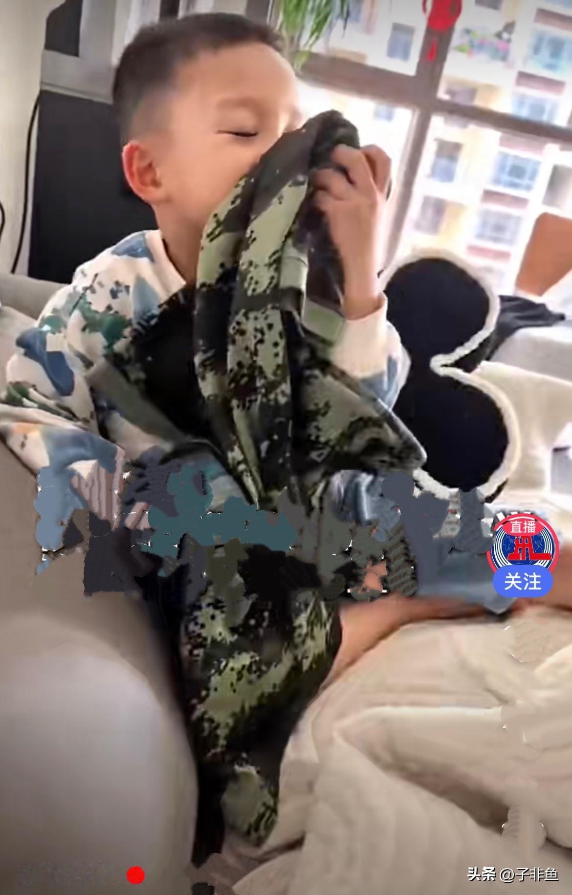 5岁的小男孩祺祺藏着一个让人心疼的秘密，他心里最想念远在边疆的爸爸，却从来不敢告