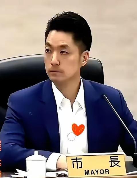 两蒋的棺材在台湾放了五十多年还没入土，蒋家后人想自费迁回大陆安葬，可蒋万安这个当