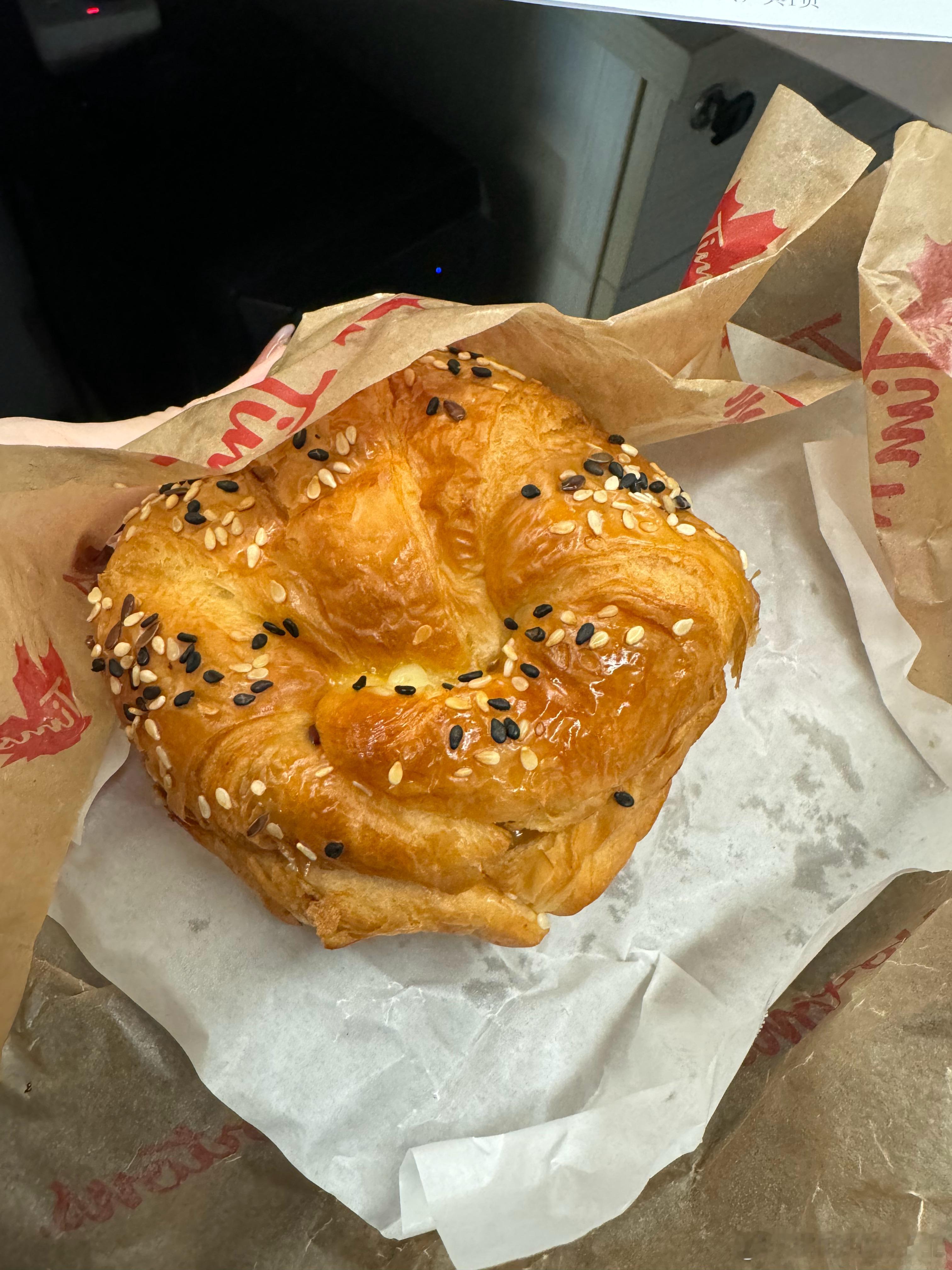 tims新品可颂！！冬阴功三明治猪蹄子拌饭茉酸奶#美食分享# ​​​