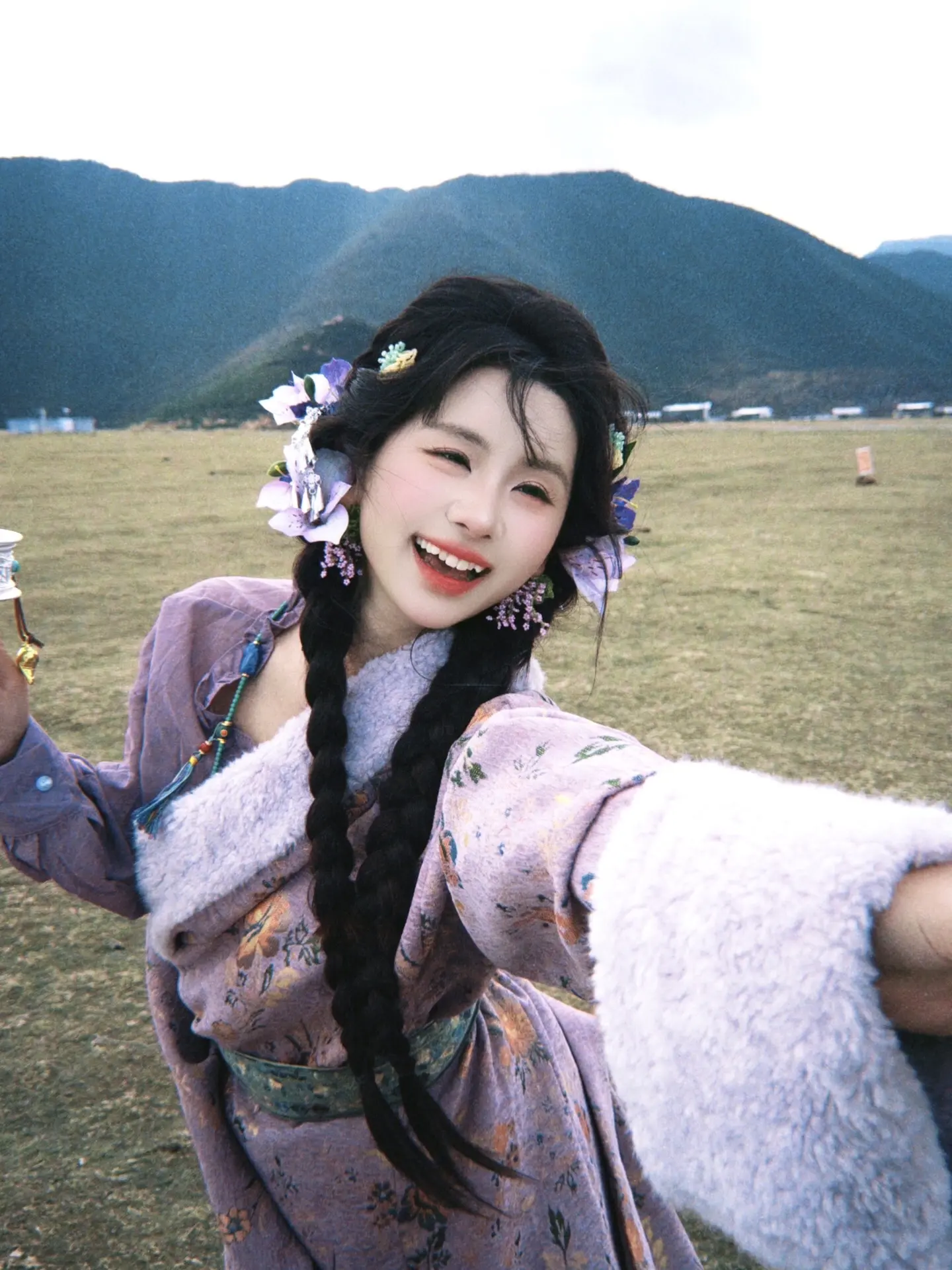 你笑面如花 真想和你情定香格里拉。