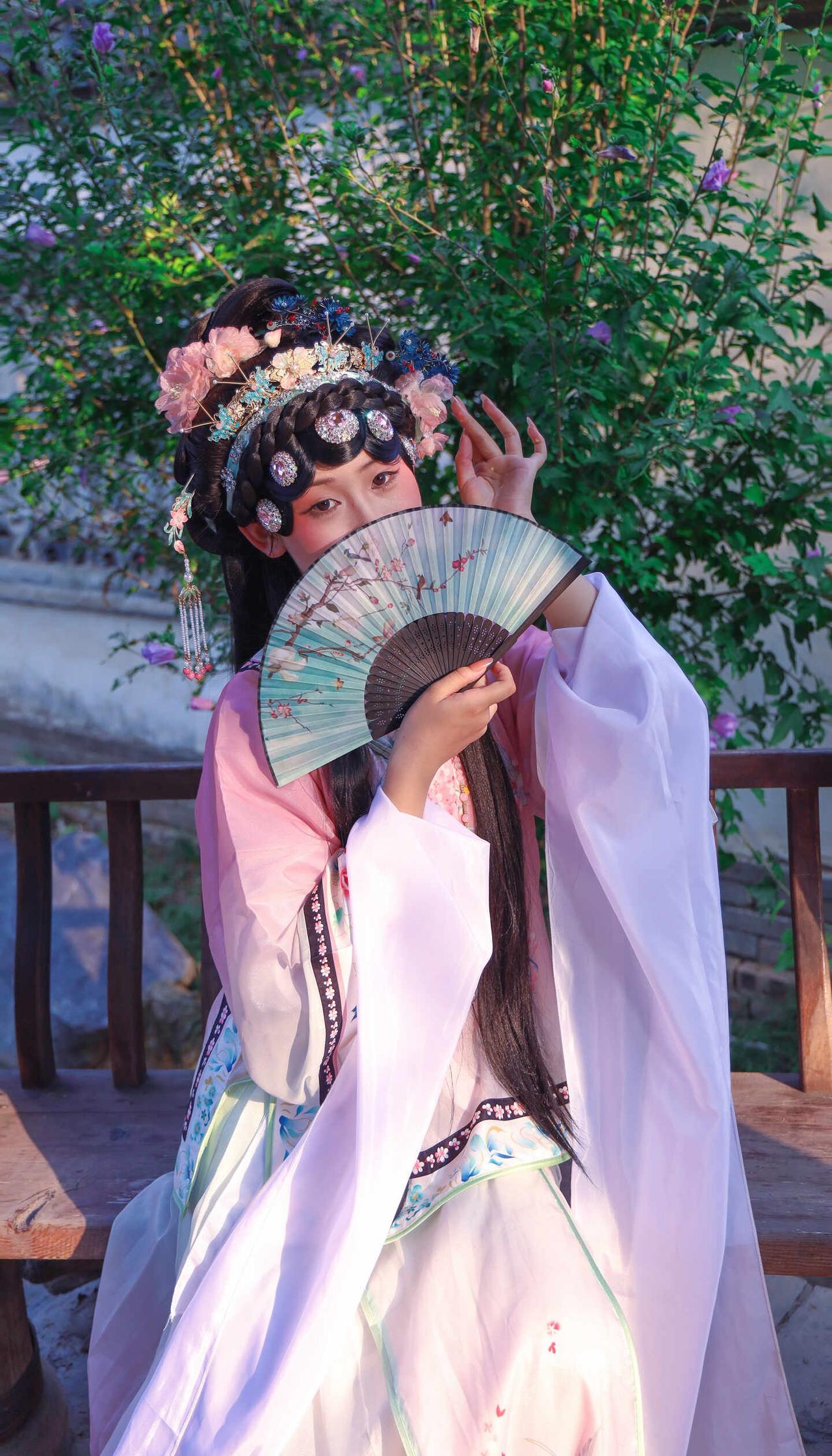 梦幻戏曲风
汉服妆造 戏曲写真 古风爱好者 戏曲 古风妆造 古风古韵