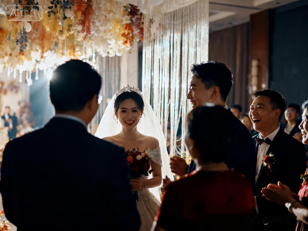 婚礼现场当众讨债，全网一边倒指责新郎：体面，是靠自己挣来的
 
一场喜事，闹出一