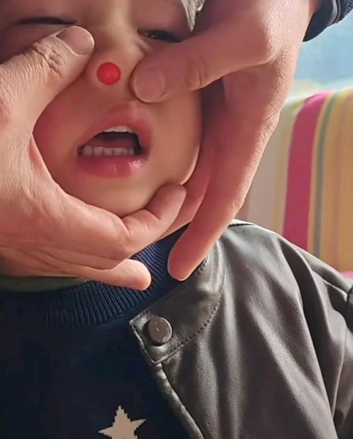 调皮萌娃把肚子塞进鼻孔卡住，拿不出来了，
妈妈发视频在网上称江湖救急在线等，
这