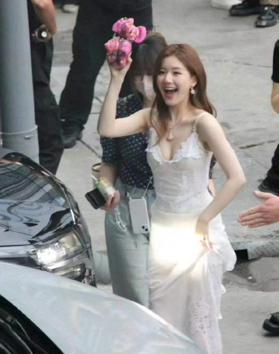 好难评…这车灯是故意照在赵露思的下身吗？ 