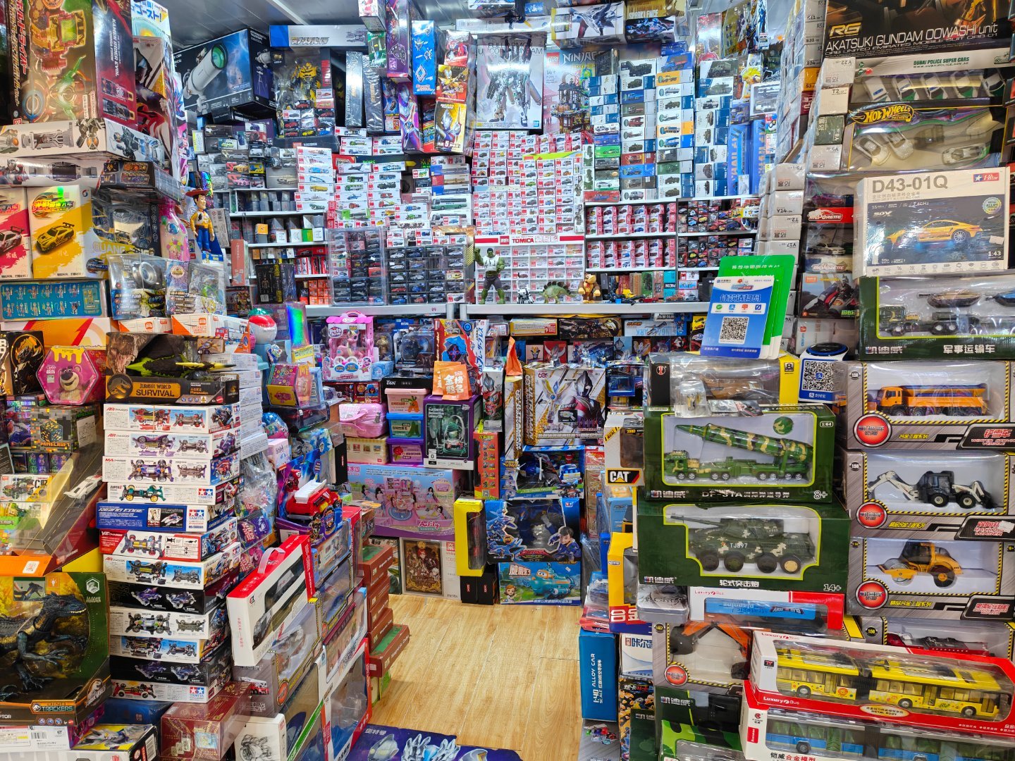 想不到在小商品批发市场里，还藏着这么一家宝藏模型店