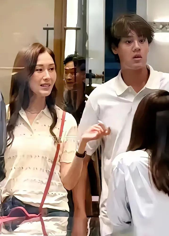 李嘉欣的儿子才15岁，都长成了大人的模样，高大威猛，比小时候帅气了很多。
小时候