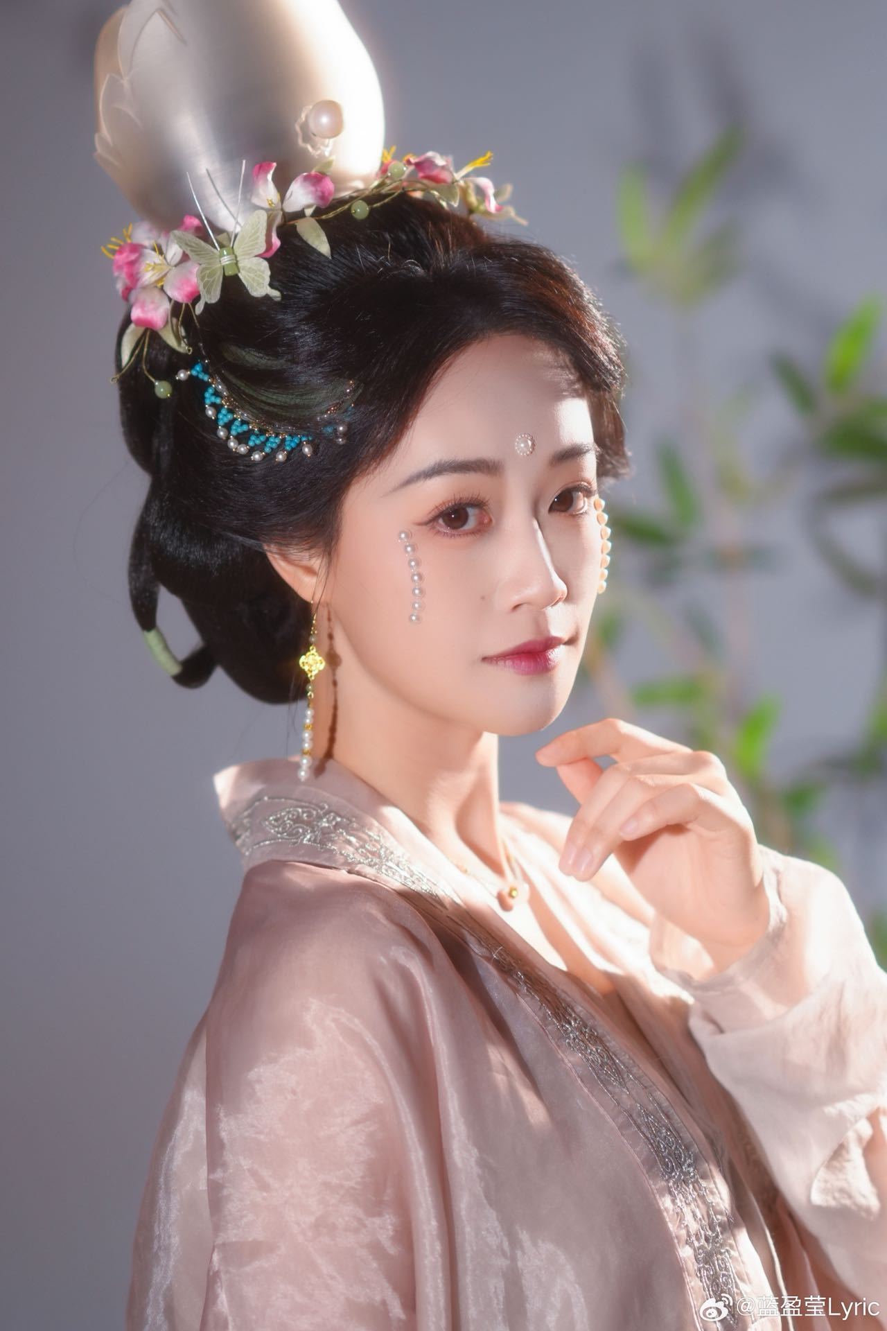 蓝盈莹宋式泪妆美哭了 蓝盈莹真的太适合宋式妆造了！泪妆+珍珠点缀清雅又高级，既有