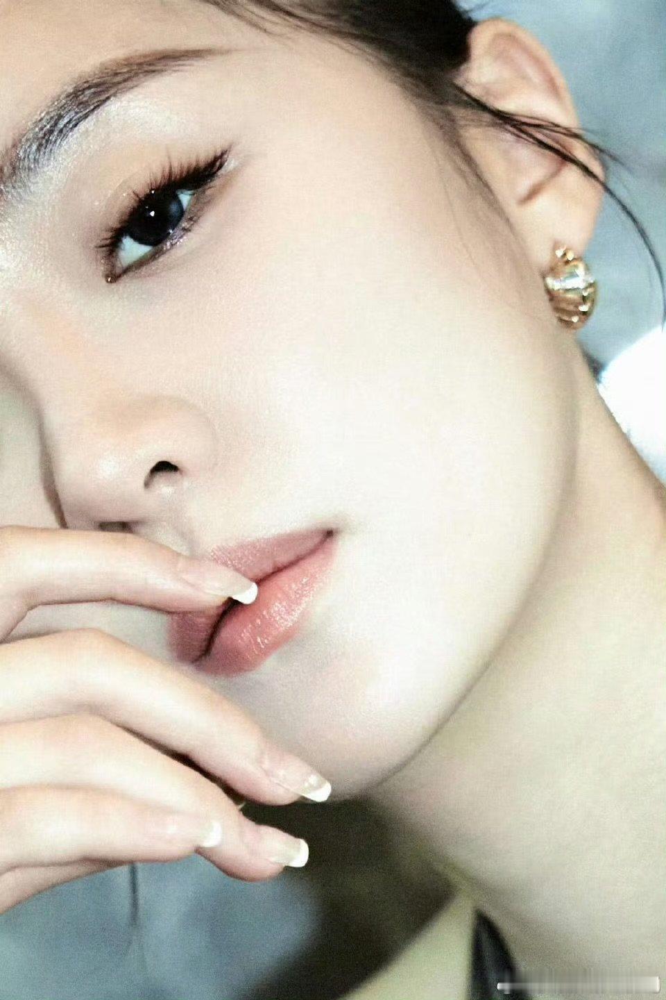 凌晨下班路透太好哭了，张月看到粉丝直接红了眼，太真诚了！张月凌晨下班看到粉丝哭了