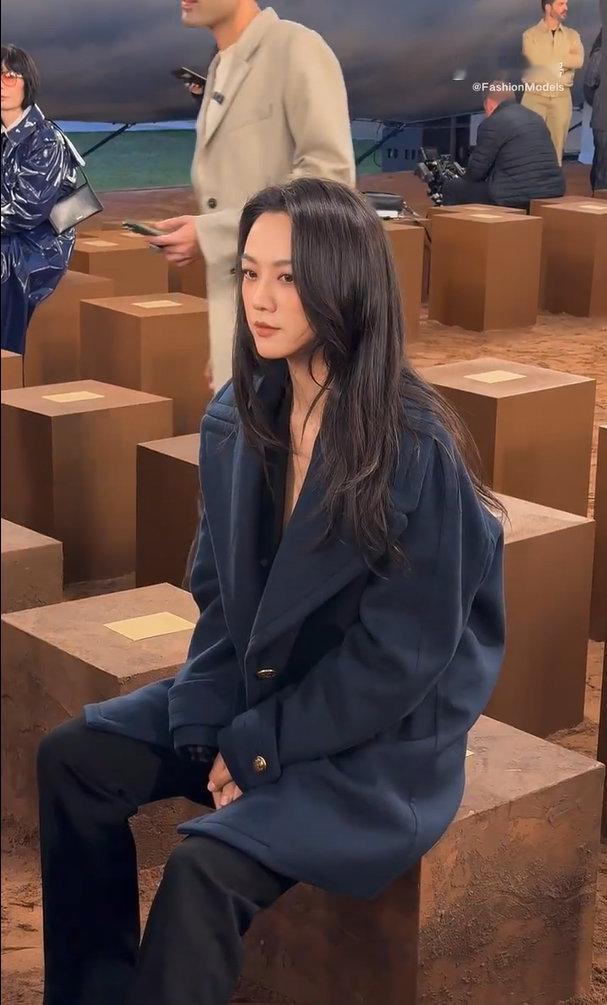 Burberry秀汤唯 汤唯现身Burberry2026夏季时装大秀，她自带故事