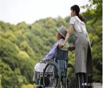 去大舅家串门，舅妈送给我一桶油，还让她家的保姆帮我把油拎下楼，谁知道下楼的时候，