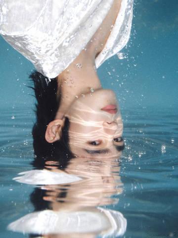 于适回应冠冕造型 ELLE活动上于适谈冠冕造型超有料！他说这冠冕上次男士戴还是两