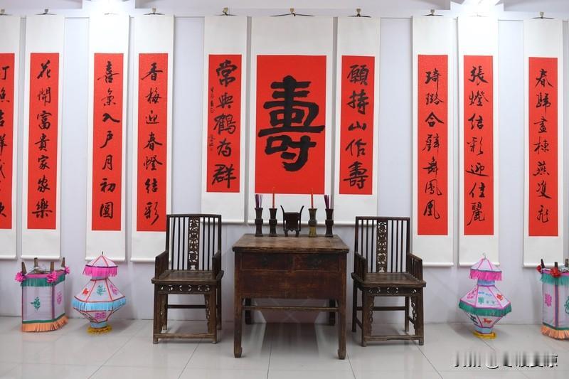 看到“张灯结彩送旧岁”这句上联，我忍不住琢磨起下联。这句上联描绘出热闹喜庆地告别