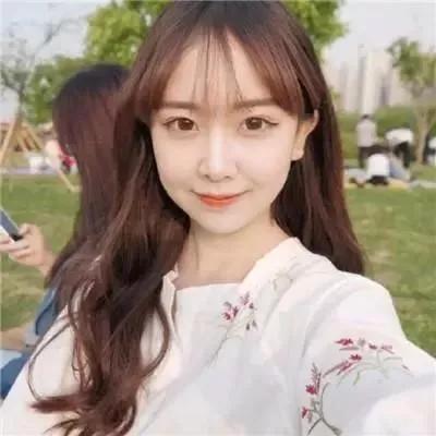 阳光明媚的午后，少女在公园里自拍，笑靥如花。精致少女自拍 少女心自拍 唯美风景自
