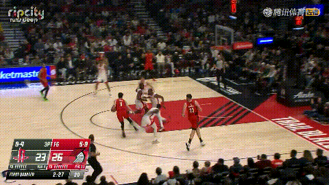 在今天开拓者主场迎战火箭的比赛中，发生了让人拍案叫绝的一幕。当时比赛进行到了第一