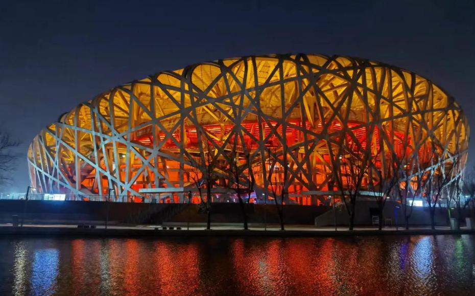 中国当年想办奥运会，场馆必须建新的，标准必须顶格查验，就连验收都要走上三遍，可日