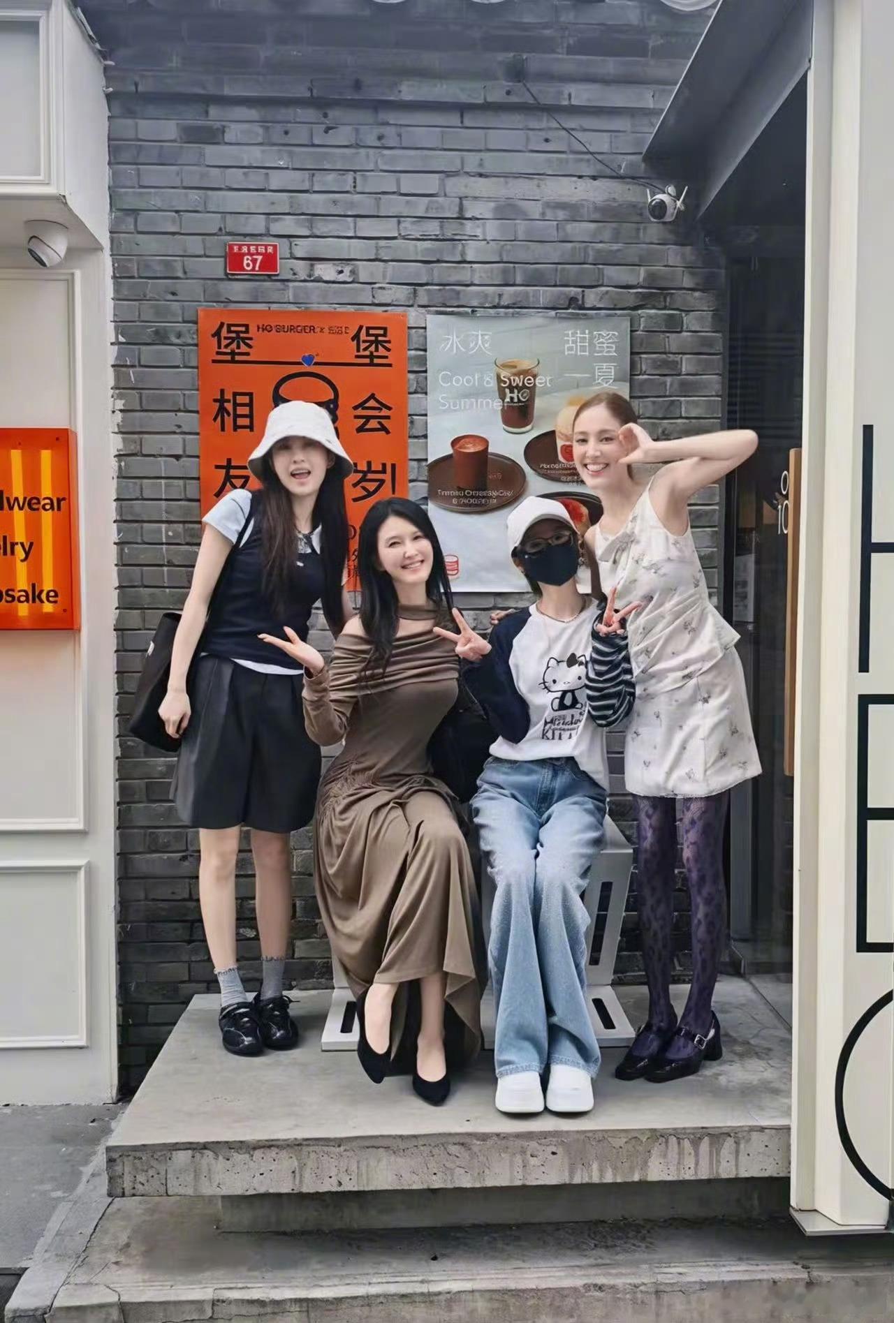 谢楠七夕和浪姐们过果然姐妹局才是七夕的正确打开方式！！！谢楠发文：“酱酱～七夕节