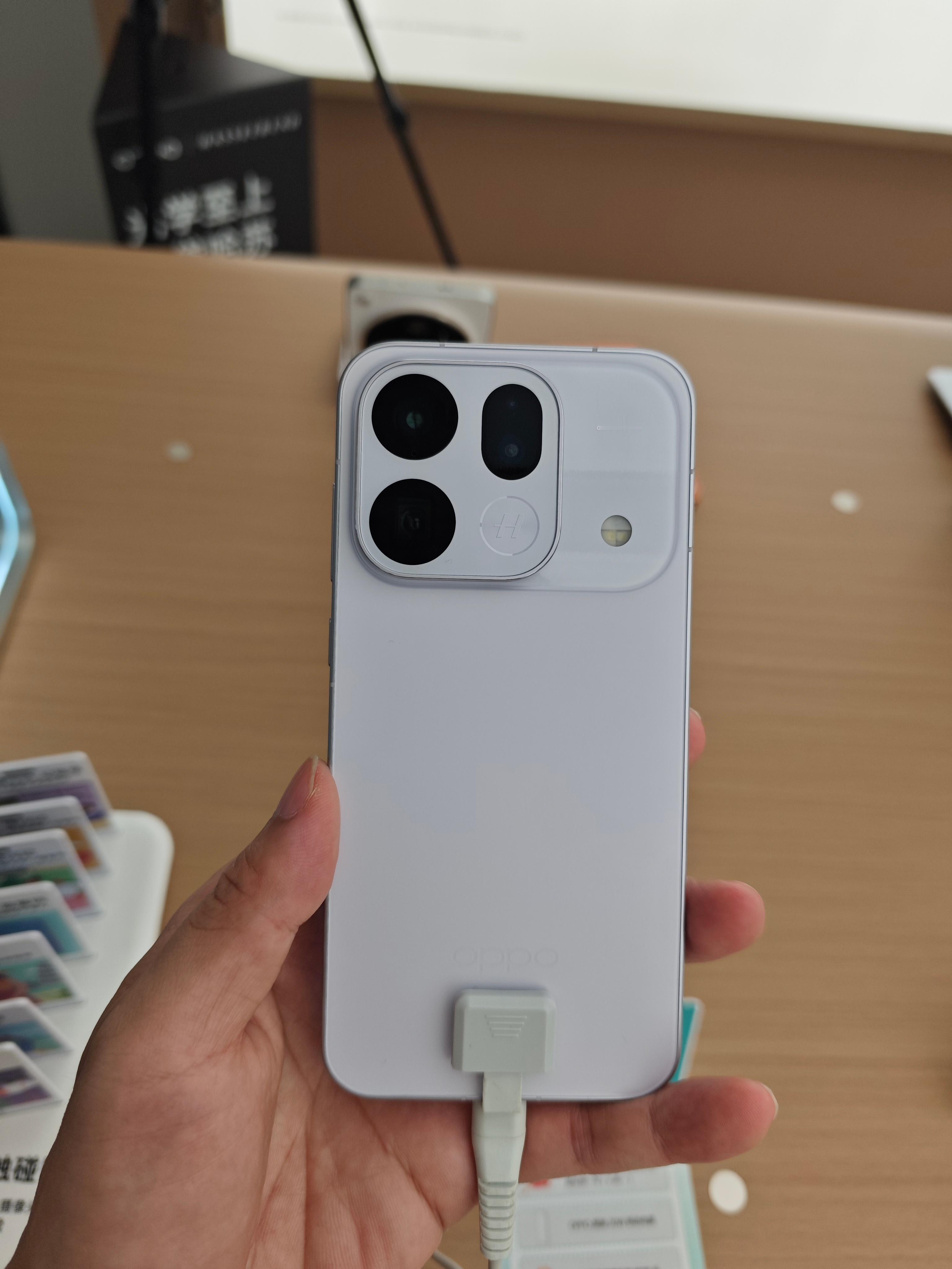 数码闲聊站 OPPO门店线下体验OPPO Find X9s Pro! 