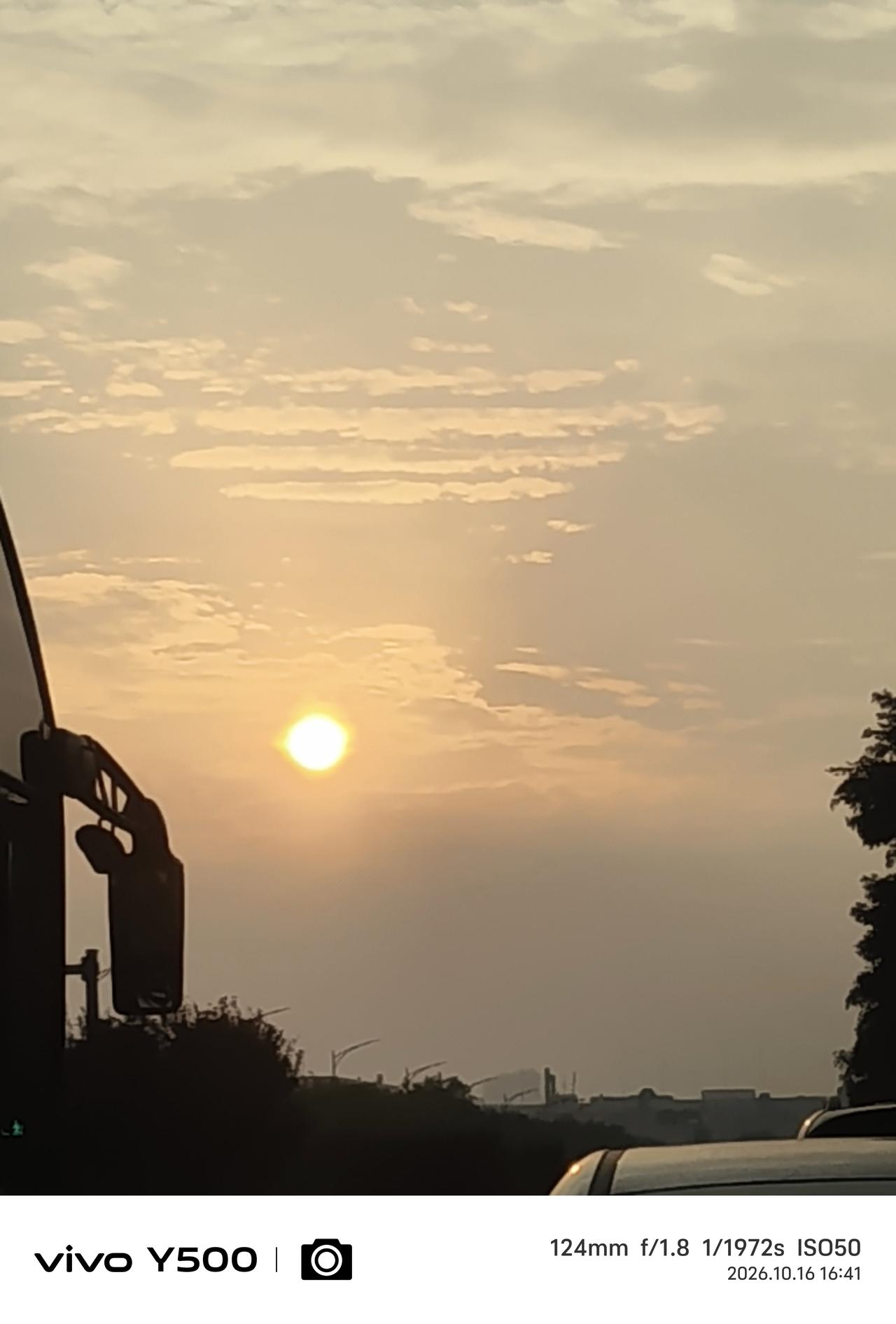 回家心切，
大客车疯狂地撞向夕阳，
夕阳的下边，
是家的温暖。