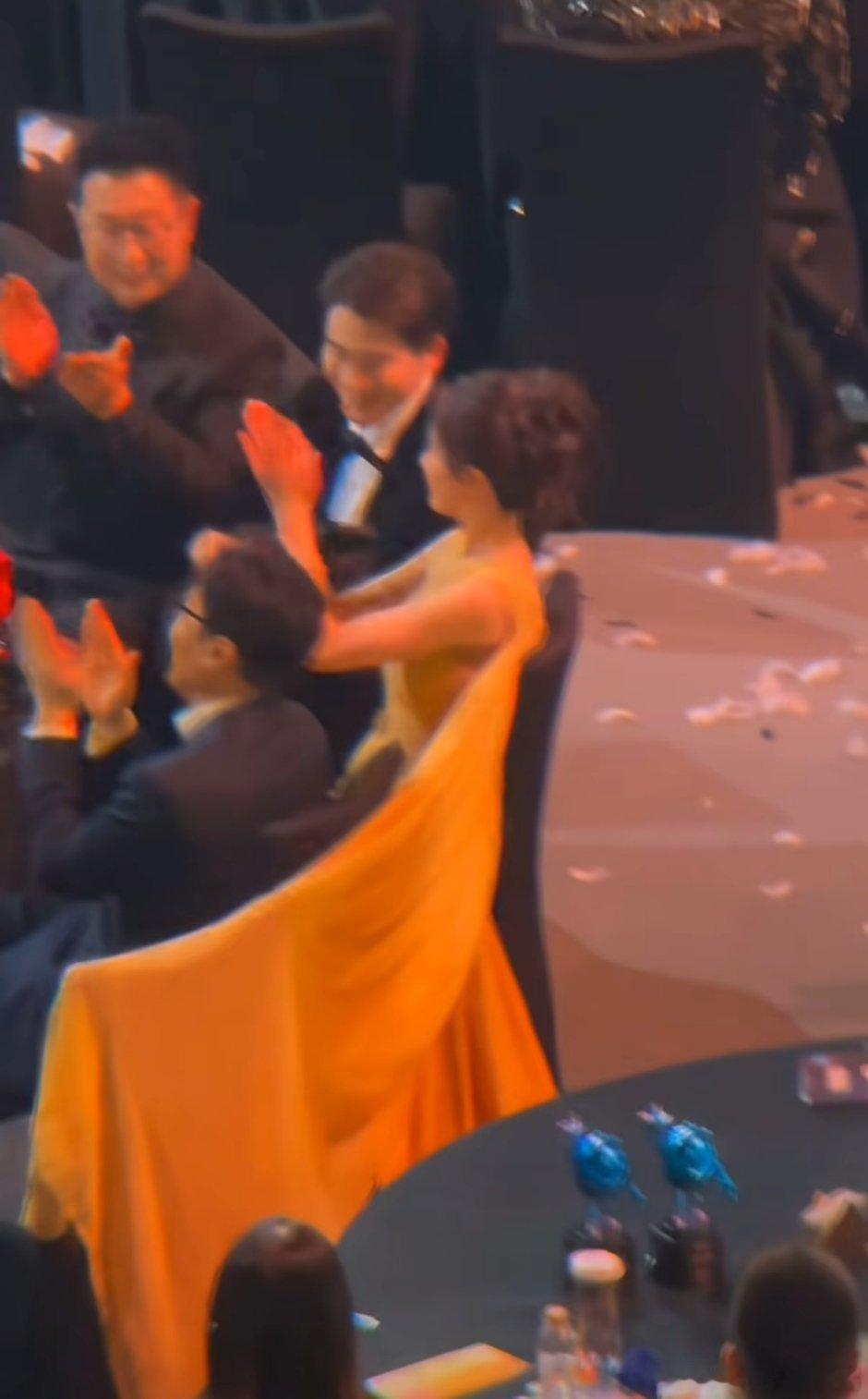 把于和伟老师用裙子保护起来