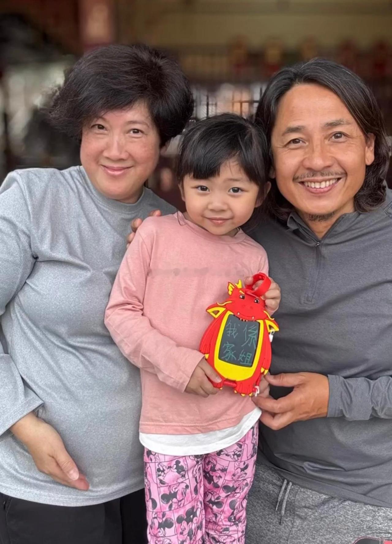 一位情感专家说："男人爱上一个女人，通常表现得性欲旺盛；跟得紧，喜欢粘着她；对接