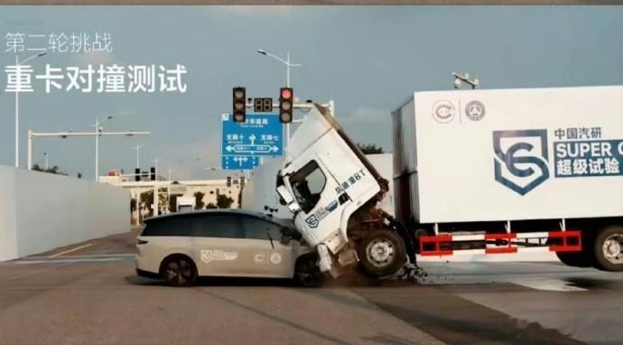 理想i8 大写的问号？？？除了能不能撞重卡，就没人觉得这车真的是个很抽象的“SU