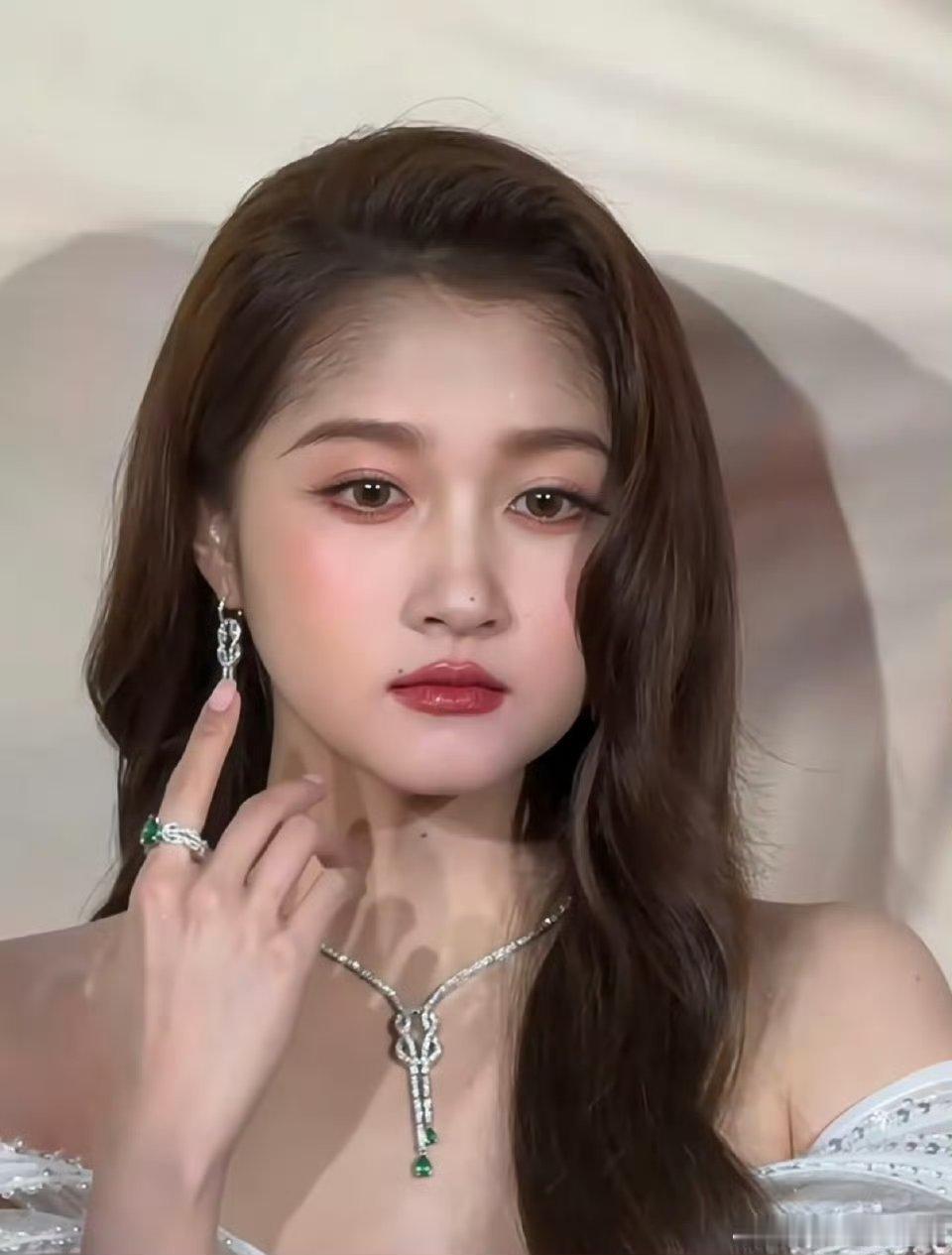 95女演员中坚力量：白鹿、关晓彤、孟子义、宋祖儿，好美的四张脸[打call][打