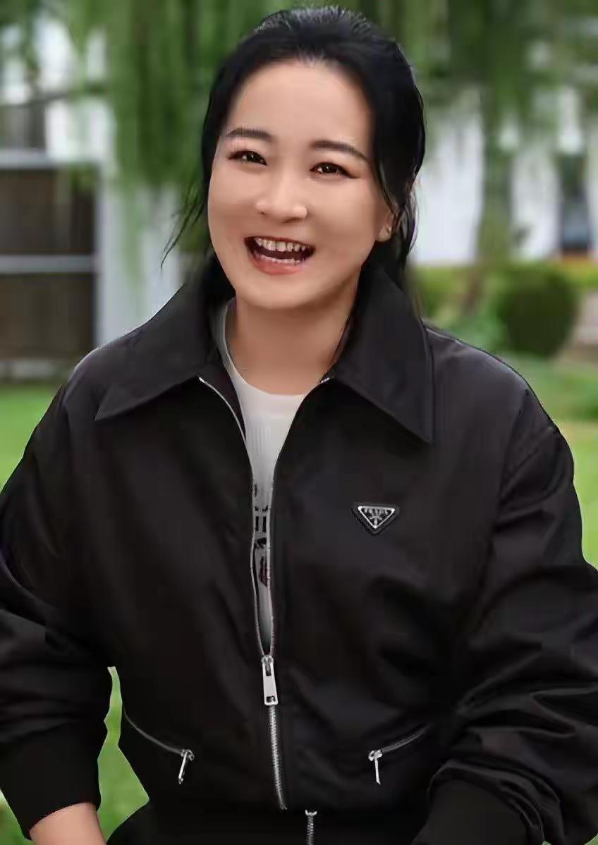 贾玲好像胖回来点了，脸上的褶皱少了太多！皮肤松弛问题也解决了！笑起来还是很可爱！