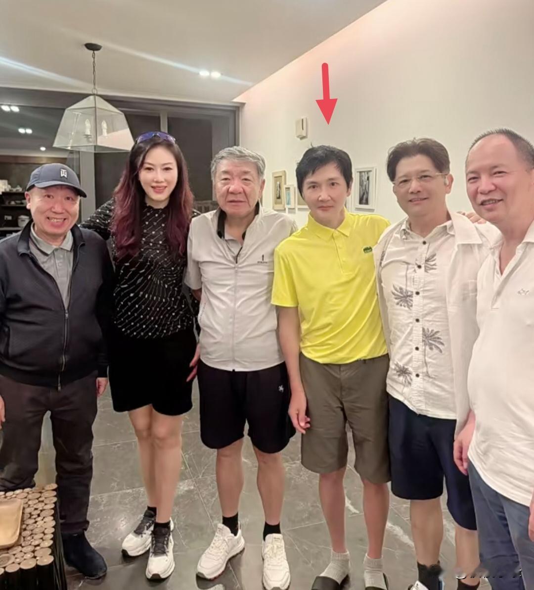 56岁孙楠和朋友在家里聚餐，他的状态好差，整个人暴瘦，脸色憔悴，看起来病恹恹的，