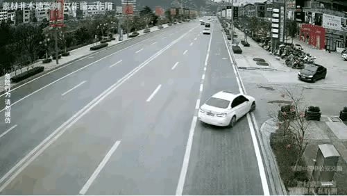 老司机这种情况下，在考虑安全不考虑交规的前提下，这样的路最稳妥的方法是先右转弯向