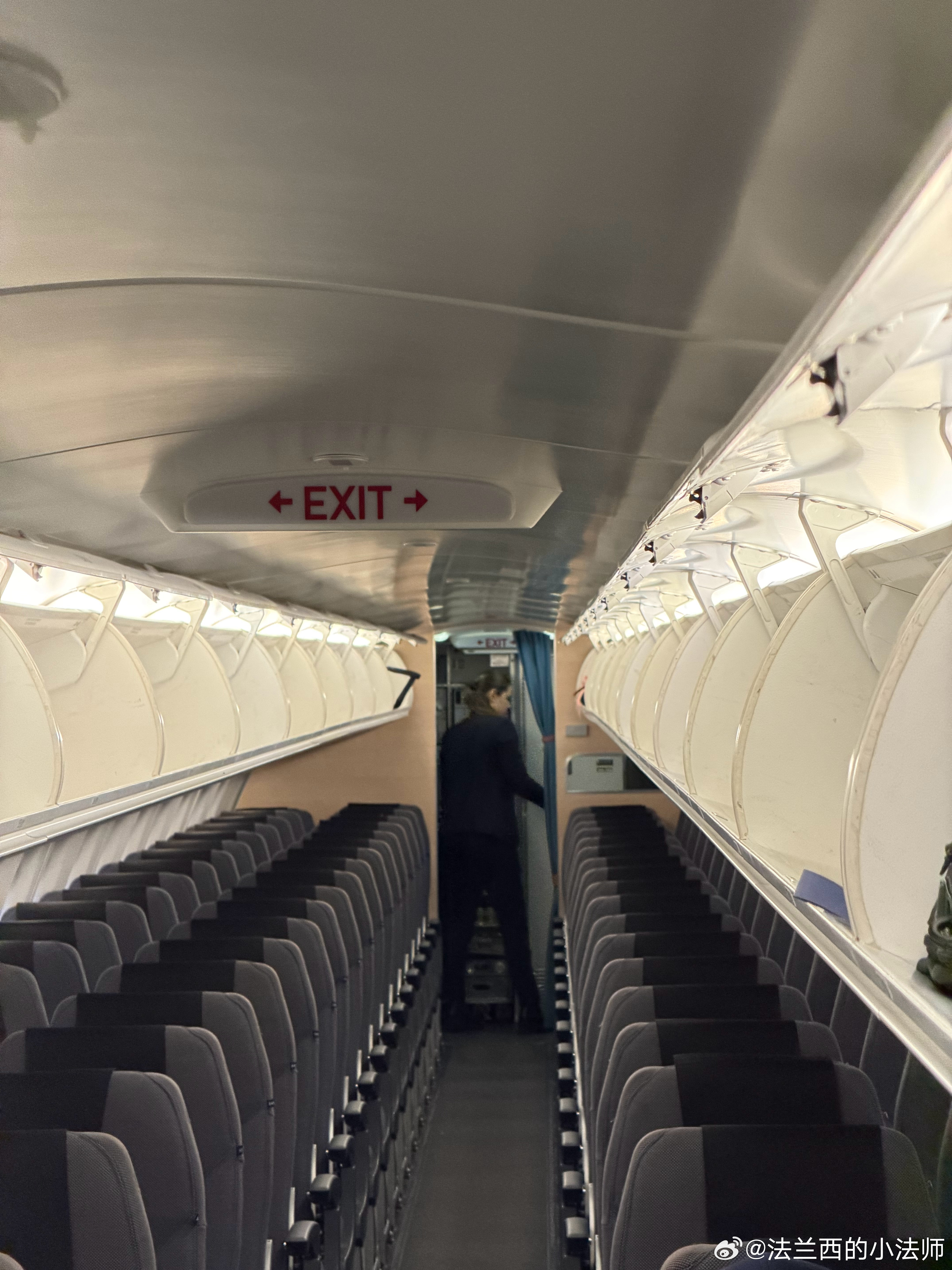 好消息：第一次乘坐巴航工业的E195支线客机。2➕2座位布局，腿部空间宽敞。坏消