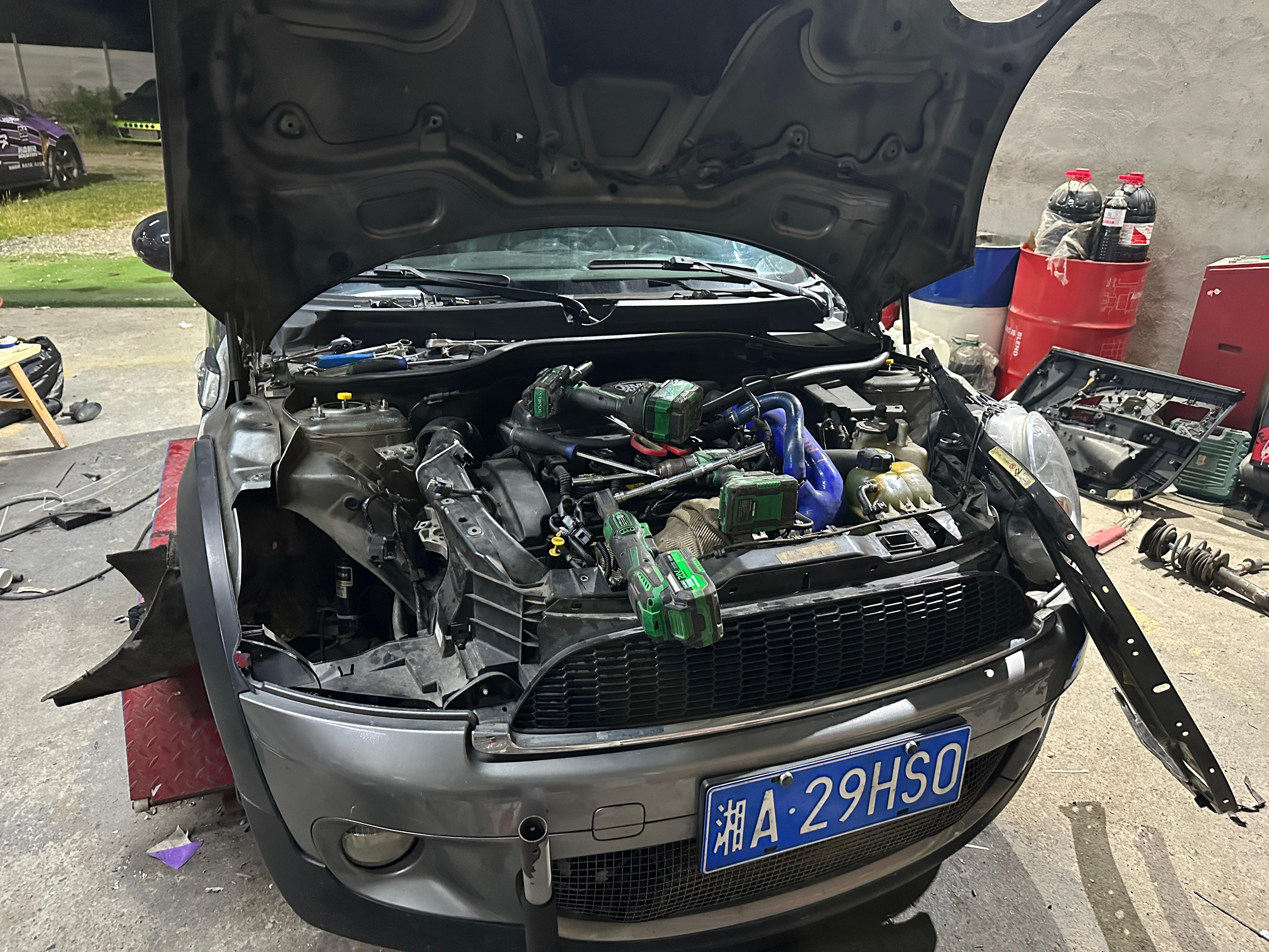 第一次跑赛道 涡轮控制阀破了第二次跑赛道 底盘件不行 整个车乱摆第三次跑赛道 水