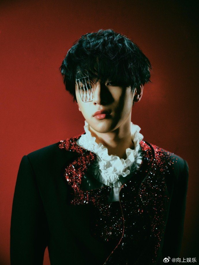 严浩翔阴湿感男模严浩翔红领黑西装顺毛造型 严浩翔阴湿感男模，严浩翔红领黑西装顺毛