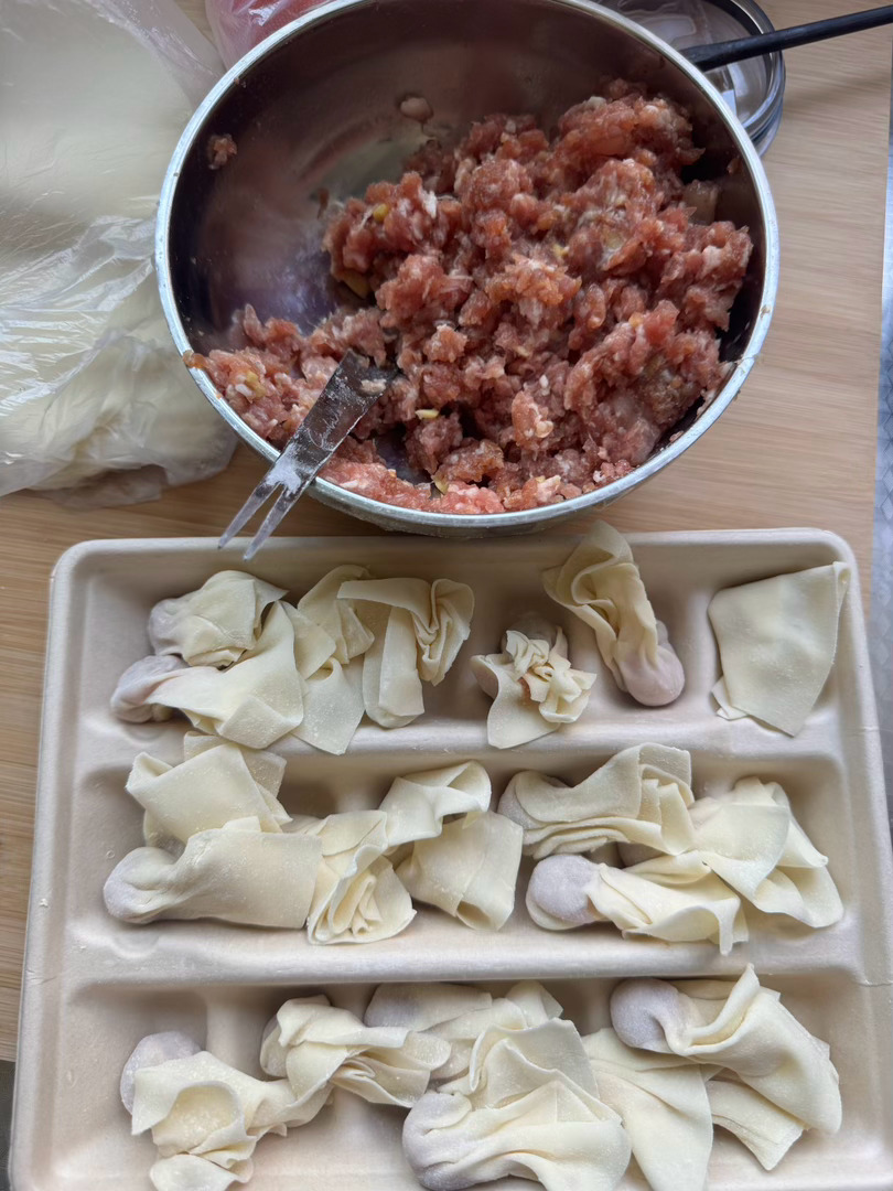 今天吃什么？今天吃馄饨，包的有点不好看，不过吃起来还不错。盒马的绞肉还是可以的，