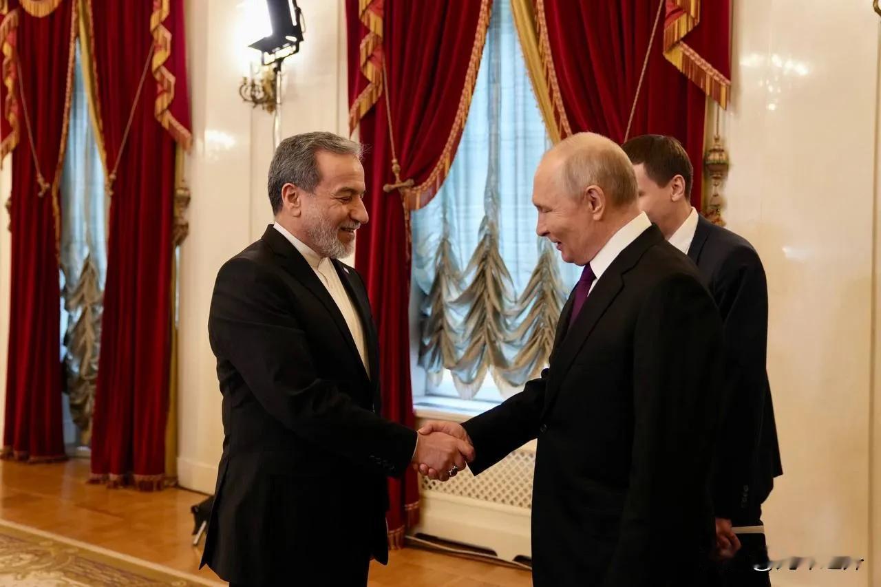 这年头，国际格局的潜规则，早就摆在明面上。
 
伊朗外长正式面见普京，这场会面，