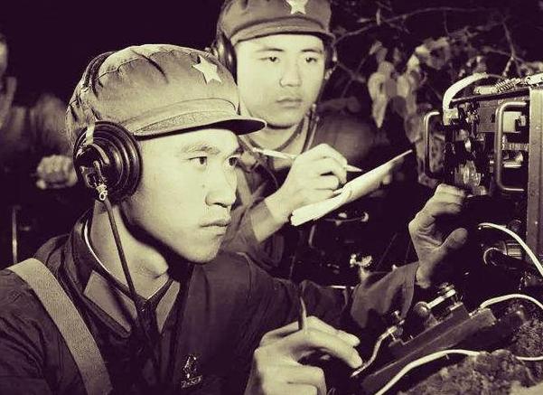 1982年的边境战场，我军一名通讯兵在搜查阵地时，意外发现了一具敌军尸体旁的奇特