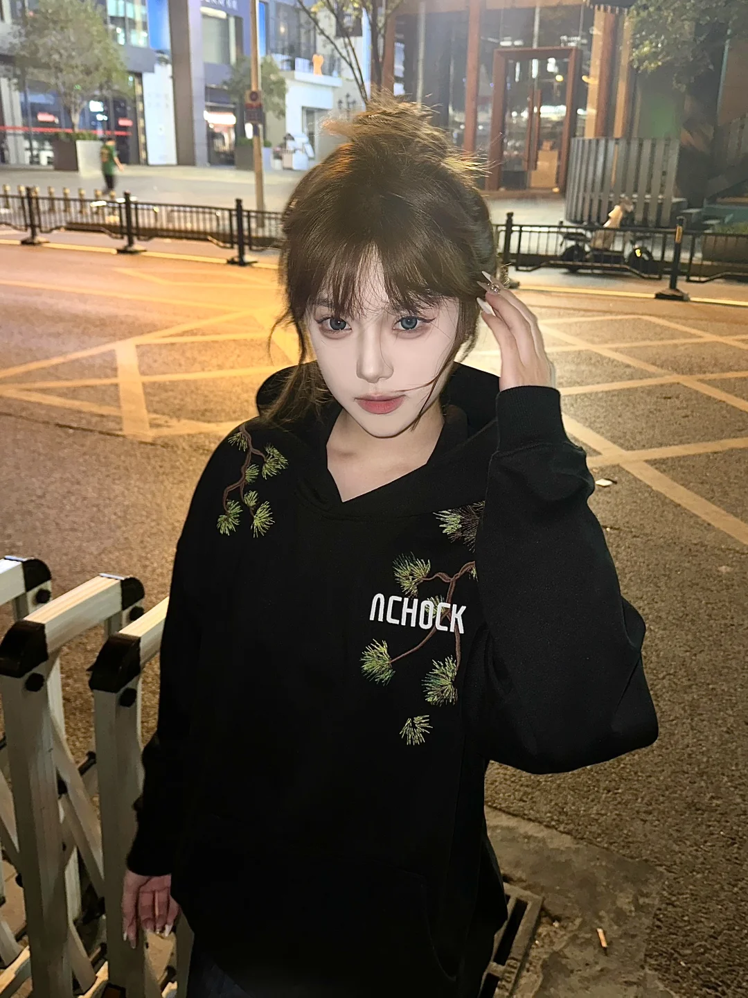 晚上在路边拍照