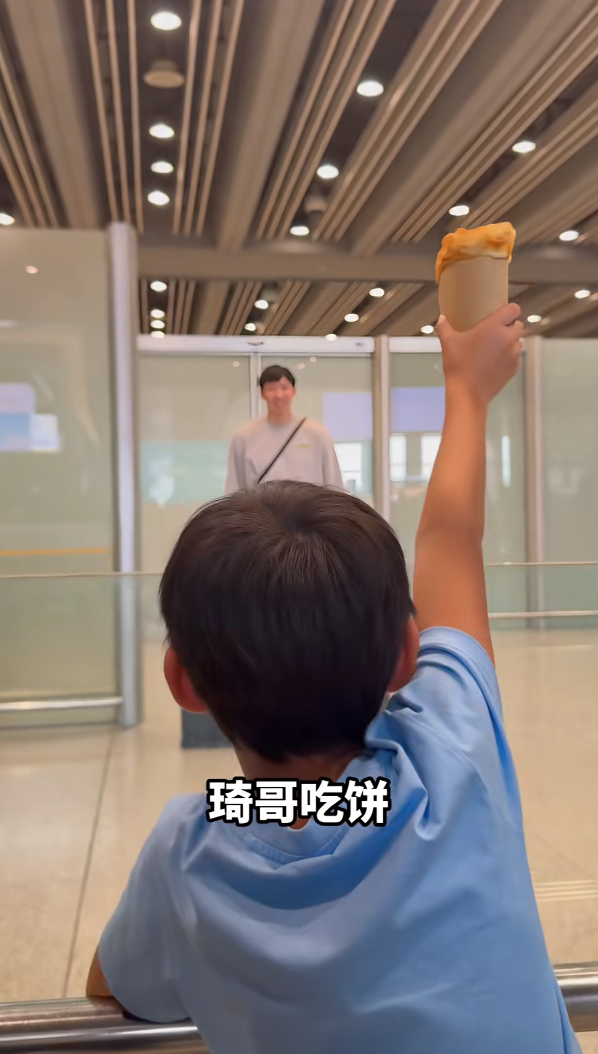 周琦亲儿子太有梗了[笑cry]拿着鸡蛋灌饼接机周琦哈哈哈哈哈哈哈哈哈哈哈哈哈哈哈