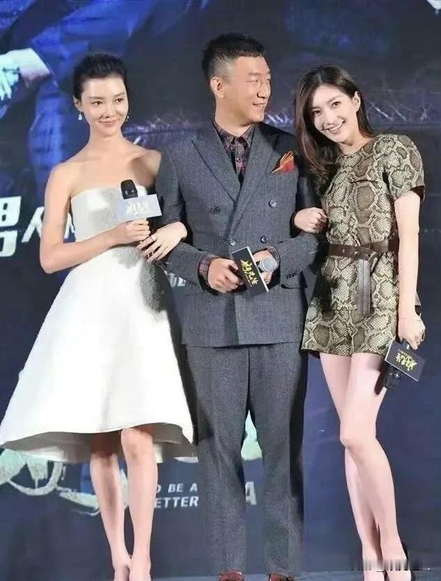 看到这张合照我惊了！左边车晓右边江疏影，这不就瞬间戳中孙红雷的“黄金人脉圈”了吗