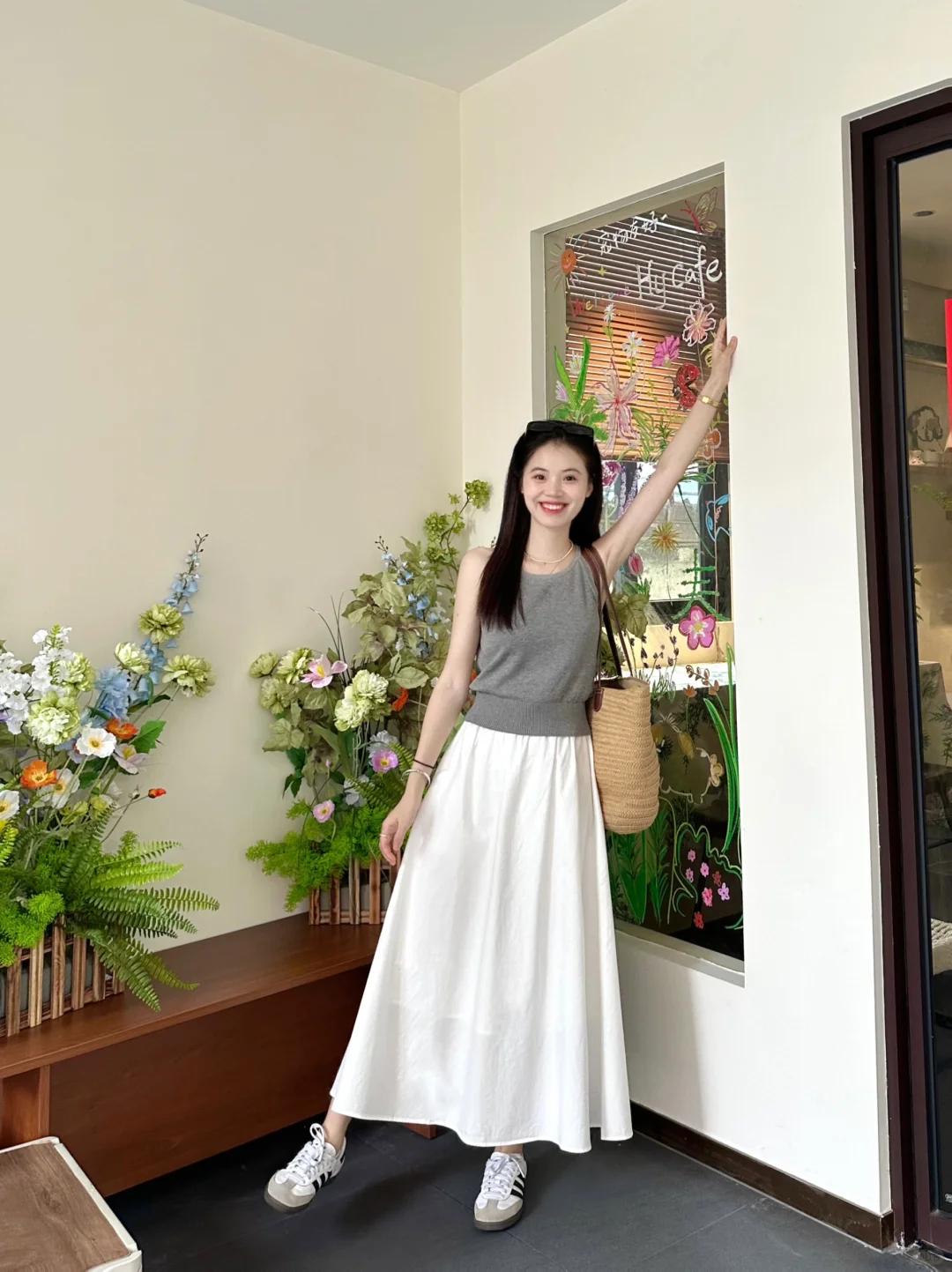 #夏日生活打卡季#👗高级感爆棚的灰白搭配，简约而不简单！灰色吊带衫，低调中透露