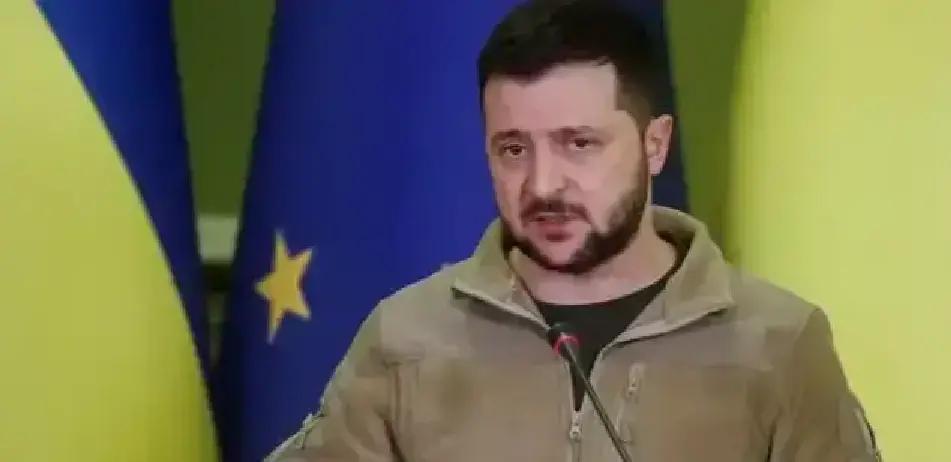 是投降还是继续战斗？泽连斯基其实已经给出答案。

11月21日晚，泽连斯基对着镜