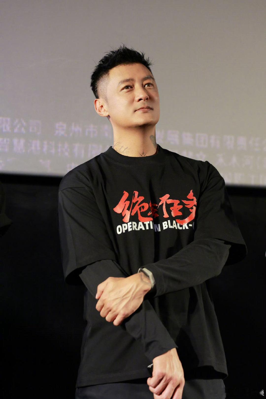 余文乐咋黑成这样披荆斩棘直播这种自然的健康肤色，反而让他多了几分真实感。 