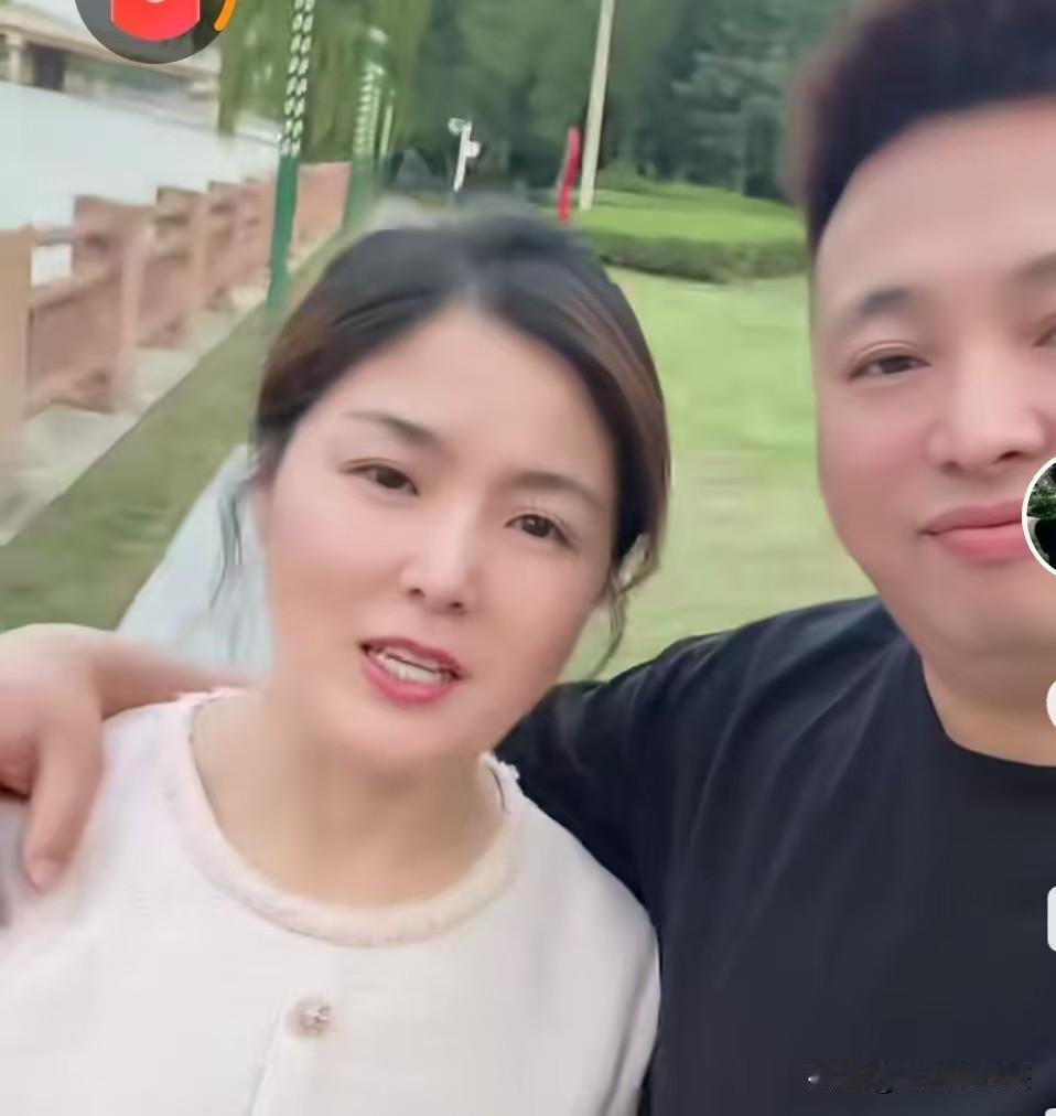 别说卷毛和现任女朋友该挺有夫妻相的
        看来卷毛对这个女朋友确实是很