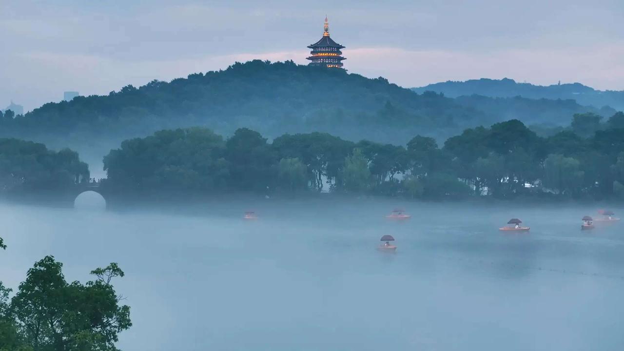 你喜欢拍人物还是拍风景我更偏爱拍风景——光影、季节、天色一变，同一处地方就完全是