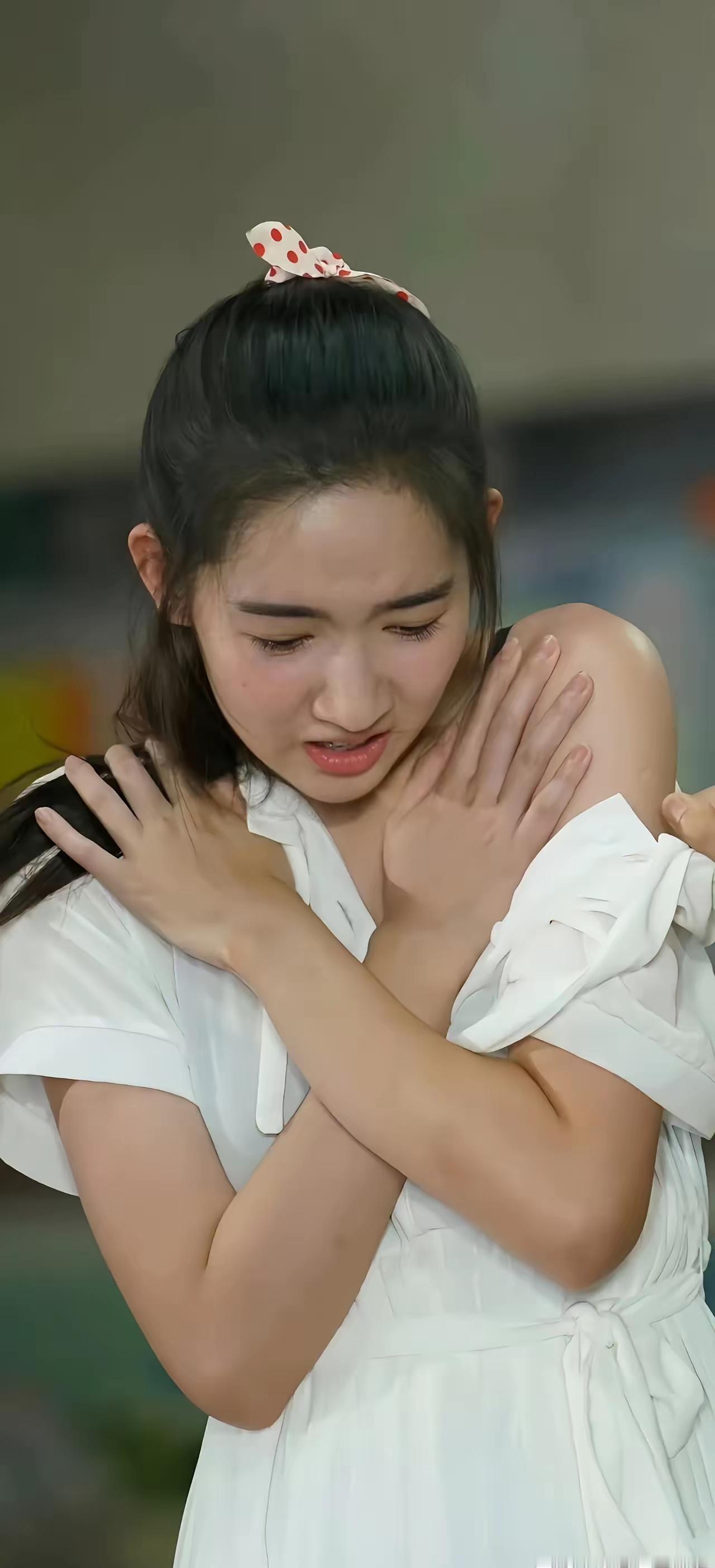 这么清纯的一个女孩，跑娱乐圈来露肩膀干什么？一头扎进来就会发现，女演员光是热爱表