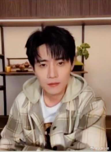 任豪逐玉领嗑员 任豪：我不说话，我就看看。结果看着看着，嘴角就飞了，眼神就甜了，